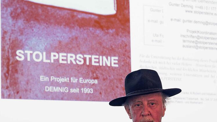 Seit 20 Jahren verlegt Gunter Demnig sogenannte Stolpersteine. Sein Leben und das Projekt stellte er am Samstagabend im Coburger Rathaus vor.