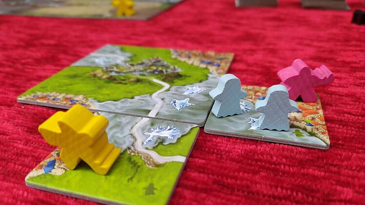 Spiele-Test Nebel über Carcassonne: Der Legespiel-Klassiker als kooperative Geisterjagd