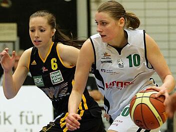 Mit neuem Trainer und einer neuen Mitspielerin hoffen Daniela Vogel (vorn) und die DJK Brose Bamberg auf eine Trendwende in der Bundesliga.  Foto: sportpress
