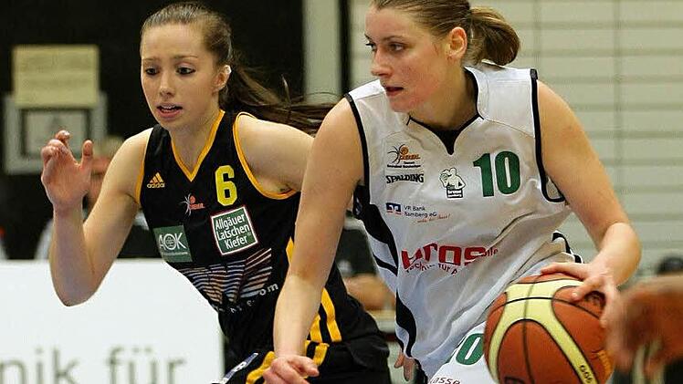 Mit neuem Trainer und einer neuen Mitspielerin hoffen Daniela Vogel (vorn) und die DJK Brose Bamberg auf eine Trendwende in der Bundesliga.  Foto: sportpress