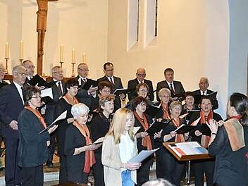 Der gemischte Chor des GV 1861 Hummendorf mit der Sopransolistin Julia Jakob (vorne Mitte) Foto: Karl-Heinz Hofmann