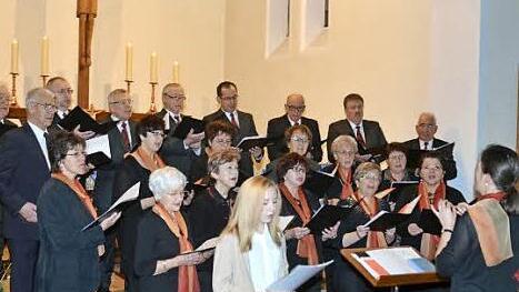 Der gemischte Chor des GV 1861 Hummendorf mit der Sopransolistin Julia Jakob (vorne Mitte) Foto: Karl-Heinz Hofmann