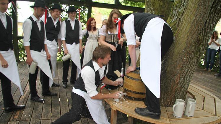 Wo ist die Dichtung? So ein Fass anzustechen, ist gar nicht so einfach, mussten die Ortsburschen in Peesten feststellen. Doch die Zuschauer hatten beim Kerwaauftakt um so mehr Spaß. Foto: Sonja Adam