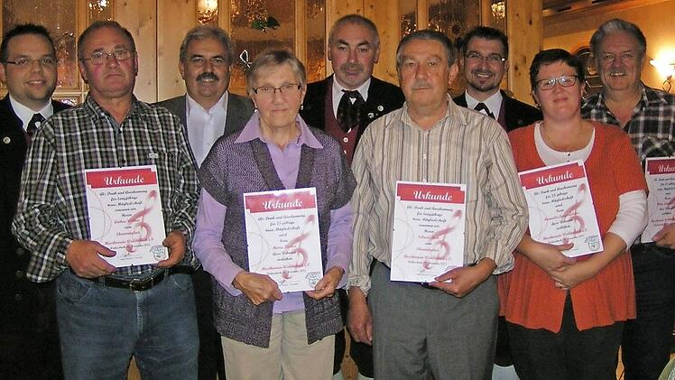 Die Geehrten des Musikvereins Weilersbach mit (v. l.) Vorsitzendem Stefan Roppel, Arthur Wölker, Bürgermeister Gerhard Amon, Maria Fischer, Vize-Vorsitzendem Reinhold Tenta, Erhard Beck, Benedikt Seiler, Manuela Lengenfelder und Dieter Lengenfelder Foto: Heidi Amon