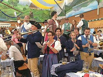 Feste feiern, das können die Bläser aus Burkardroth. Das bewiesen sie zuletzt beim Besuch des Münchner Oktoberfestes im vergangenen September. Foto: Kathrin Kupka-Hahn