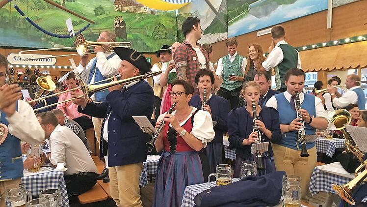 Feste feiern, das können die Bläser aus Burkardroth. Das bewiesen sie zuletzt beim Besuch des Münchner Oktoberfestes im vergangenen September. Foto: Kathrin Kupka-Hahn