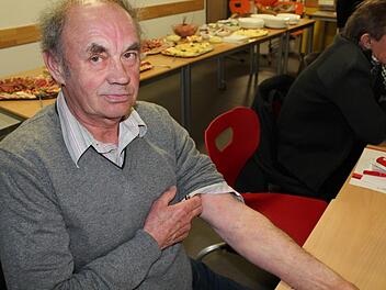 Unglaubliche 175 Mal krempelte Hubert Zeitner die Ärmel hoch, um Blut zu spenden.Foto: Christian Dreßel