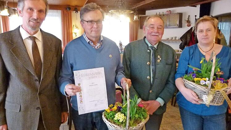 Ehrungen anlässlich der Hauptversammlung des OGV Niederfüllbach (von links): Martin Rauscher, Martin Rohm, Gerold Schlosser, Elke Büttner Foto: Lothar Weidner