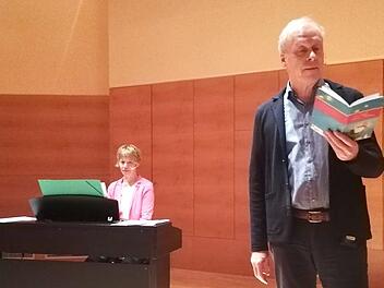 Kirchenmusikerin Angelika Haak und der Bestsellerautor und Theologe Rainer Haak bei ihrem musikalisch-literarischen Abend in der Parkklink Heiligenfeld.Anita Schmitt