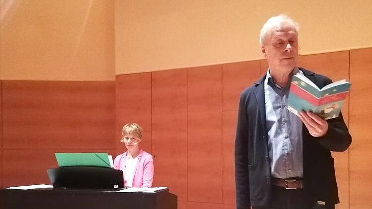 Kirchenmusikerin Angelika Haak und der Bestsellerautor und Theologe Rainer Haak bei ihrem musikalisch-literarischen Abend in der Parkklink Heiligenfeld.Anita Schmitt