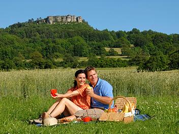 Ein Picknick vor der Kulisse des Staffelbergs - Bad Staffelstein kann bei Touristen mit vielen Vorz&uuml;gen punkten. Foto: PR