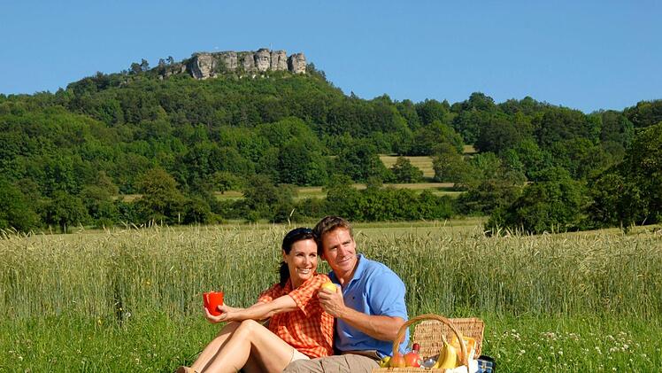 Ein Picknick vor der Kulisse des Staffelbergs - Bad Staffelstein kann bei Touristen mit vielen Vorz&uuml;gen punkten. Foto: PR