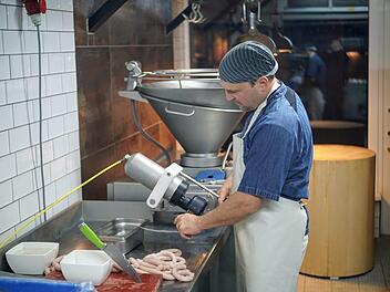 Robert Bayerkuhnlein leitet seit fünf Jahren die Traditionsmetzgerei Höring in Kronach. Fotos: Bastian Sünkel