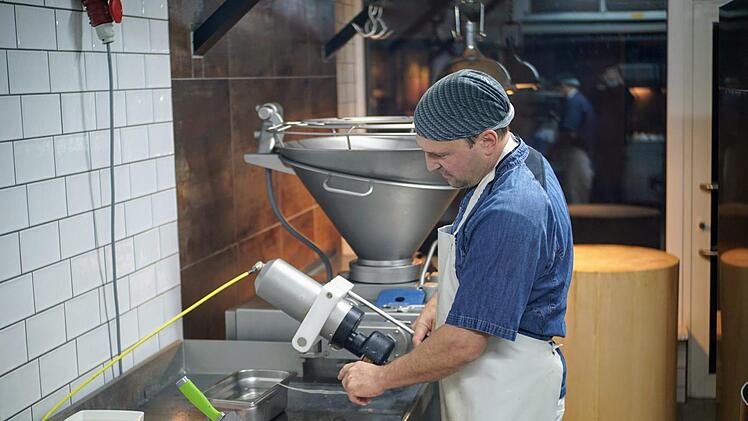 Robert Bayerkuhnlein leitet seit fünf Jahren die Traditionsmetzgerei Höring in Kronach. Fotos: Bastian Sünkel