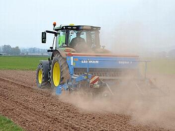 Martin Flohrschütz bringt im Rahmen eines zusätzlichen Programmes des Landschaftspflegeverbandes Coburger Land eine Blühmischung auf einem Acker bei Beiersdorf aus. Foto: CT-Archiv/Rainer Lutz