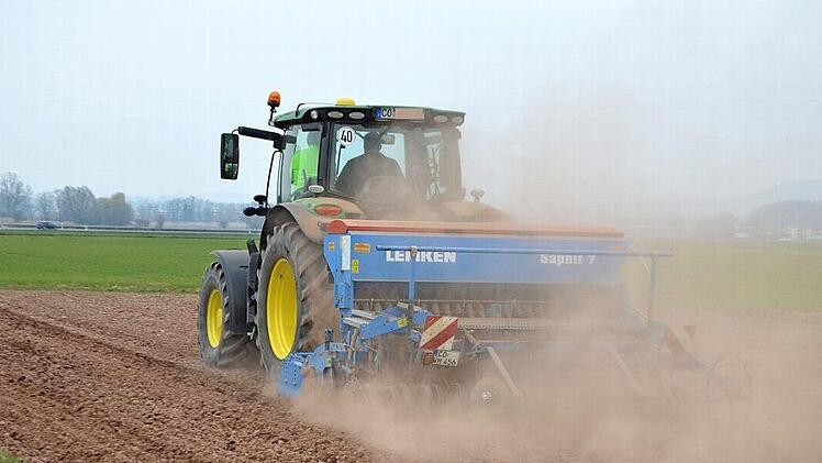 Martin Flohrschütz bringt im Rahmen eines zusätzlichen Programmes des Landschaftspflegeverbandes Coburger Land eine Blühmischung auf einem Acker bei Beiersdorf aus. Foto: CT-Archiv/Rainer Lutz