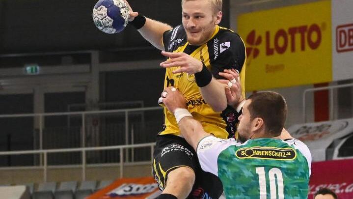 Von einem Höhenflug, wie es hier Andreas Schröder vermuten lässt, sind die Handballer des HSC Coburg aktuell weit entfernt.Hagen Lehmann