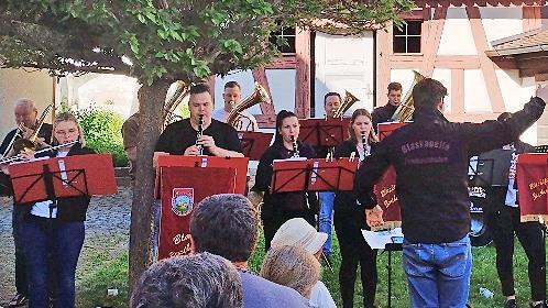 Die Blaskapelle Zentbechhofen erfreute die Zuh&ouml;rer im Pfarrhof mit ihrem Standkonzert.