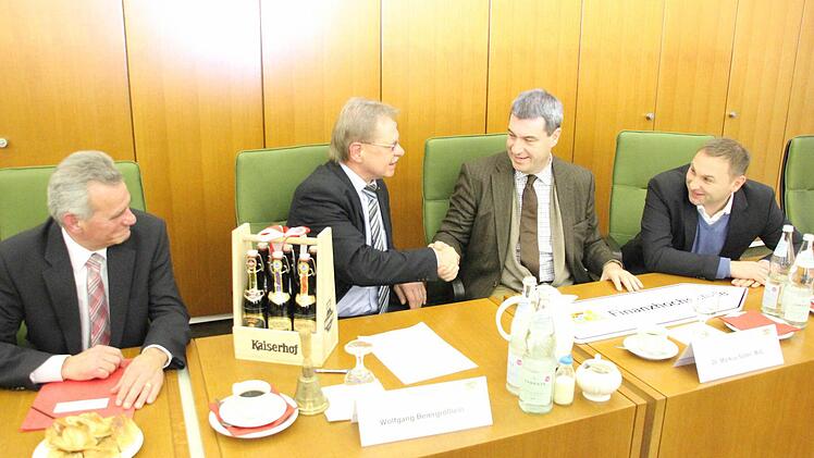 Sie verkündeten die "Frohe Botschaft" (von links): Oswald Marr, Wolfgang Beiergrößlein, Markus Söder und Jürgen Baumgärtner.  Foto: Friedwald Schedel