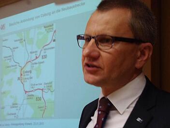 Hauptgeschäftsführer Siegmar Schnabel von der IHK zu Coburg präsentierte die Ergebnisse der Studie in der Sitzung des Kronacher Kreistags. Foto: Marco Meißner