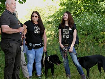 Richterobmann Hermann Langguth (links) bei den Einweisungen für die bevorstehende Prüfung. Foto: Günther Geiling