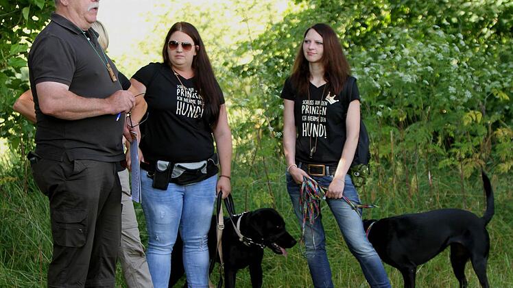 Richterobmann Hermann Langguth (links) bei den Einweisungen für die bevorstehende Prüfung. Foto: Günther Geiling
