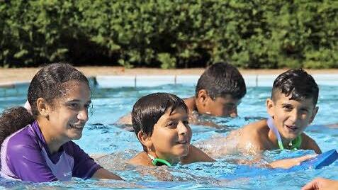 Schwimmkurs für Flüchtlingskinder im Kulmbacher Freibad Foto: Dagmar Besand