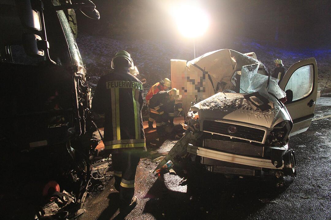 Tödlicher Glätteunfall in Unterfranken – Lkw und Kastenwagen krachen frontal ineinander