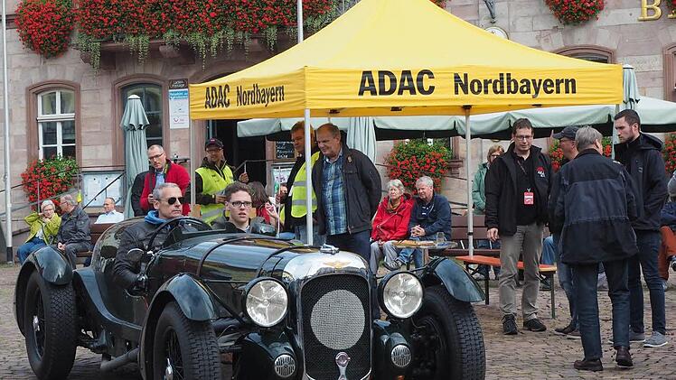 Am 16. und 17. September gibt es die inzwischen 18. Auflage der beliebten ADAC-Bocksbeutelrallye. Erwartet werden wieder 250 historische Zwei-, Drei- und Vierradfahrzeuge. Im Bild Thomas und Vincent Ulsamer in einem Lagonda V12 Le Mans, Baujahr 1938 mit 4,5 Liter-Motor und 280 PS. Foto: Karlheinz Franz