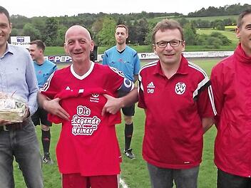Heinrich Spindler (2. von links) wurde beim TSV Wei&szlig;enbrunn von Vorsitzendem J&ouml;rg Neubauer, Abteilungsleiter Dietmar Bauer und Trainer Markus Schlund (von links) verabschiedet.  Foto: Dieter Wolf