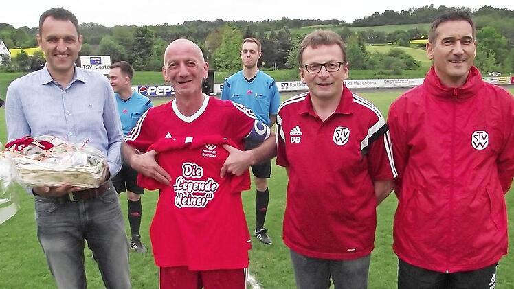 Heinrich Spindler (2. von links) wurde beim TSV Wei&szlig;enbrunn von Vorsitzendem J&ouml;rg Neubauer, Abteilungsleiter Dietmar Bauer und Trainer Markus Schlund (von links) verabschiedet.  Foto: Dieter Wolf