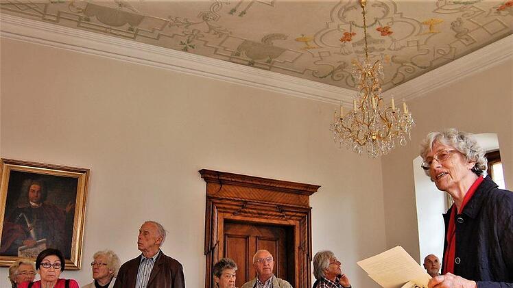 Hilla Schütze (rechts) zeigte ihrer Gruppe den großen Sitzungssaal des Neuen Rathauses mit seiner bunten Stuckdecke.