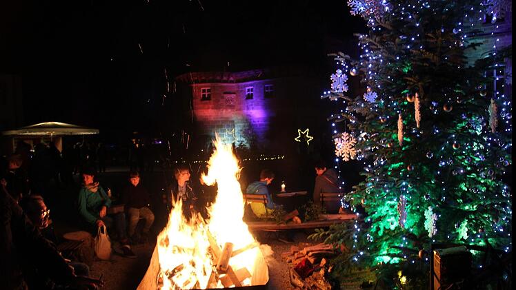 Lagerfeuer-Romantik gepaart mit Weihnachts-Flair.