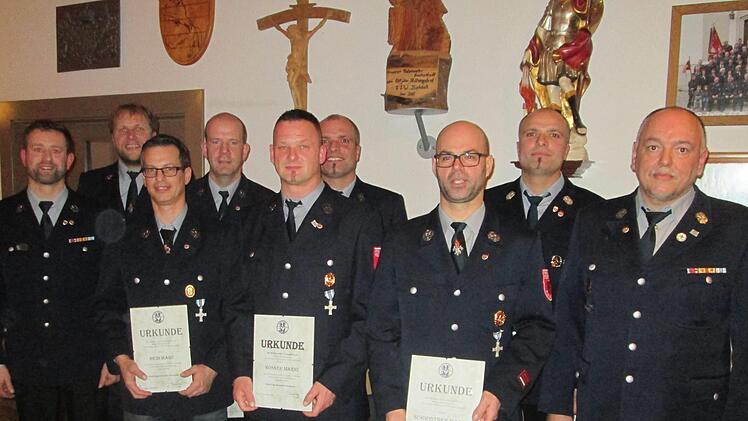 Vorsitzender Uwe Eichel (links) und Kommandant Peter Stöth (rechs) dankten für 30 Jahre Dienstjahre (von Reihe von links) Marc Heid, Mario Rösser, Marco Schmidtner sowie (hintere Reihe von links) Holger Wahler, Matthias Kiesel und Frank und Dirk Volz.