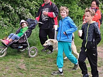 Benjamin Zeißner aus Maibach (blauer Anorak) war mit Oma und Opa, Bruder und Cousin zur Wanderung nach Maroldsweisach gekommen. Zehn Kilometer wanderte die Gruppe mit Hunden.Helmut Will