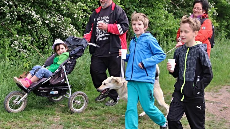 Benjamin Zeißner aus Maibach (blauer Anorak) war mit Oma und Opa, Bruder und Cousin zur Wanderung nach Maroldsweisach gekommen. Zehn Kilometer wanderte die Gruppe mit Hunden.Helmut Will