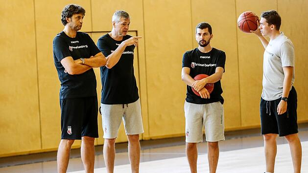 Vier M&auml;nner in Shorts: Cheftrainer Aninars Bagatskis (Zweiter von links) gibt in der Trainingshalle die Richtung vor. Seine Assistenten (von links) Marcelo Nicola, Federico Perego und Dominik G&uuml;nthner unterst&uuml;tzen ihn bei der Arbeit mit der Mannschaft.  Foto: Daniel L&ouml;b