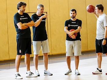 Vier Männer in Shorts: Cheftrainer Aninars Bagatskis (Zweiter von links) gibt in der Trainingshalle die Richtung vor. Seine Assistenten (von links) Marcelo Nicola, Federico Perego und Dominik Günthner unterstützen ihn bei der Arbeit mit der Mannschaft.  Foto: Daniel Löb