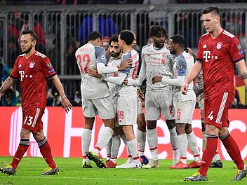 Frustrierte Bayern-Spieler müssen zuschauen, wie der Gegner in der Allianz Arena feiert. Foto: Peter Kneffel, dpa