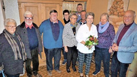 Irmtraud Ackermann inmitten ihrer Geburtstagsgäste Foto: Werner Reißaus