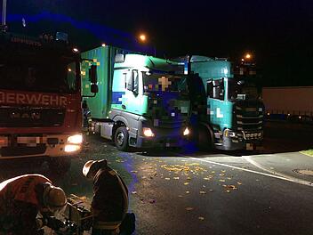 Lastwagenfahrer wird zwischen Zugmaschine und Auflieger eingeklemmt