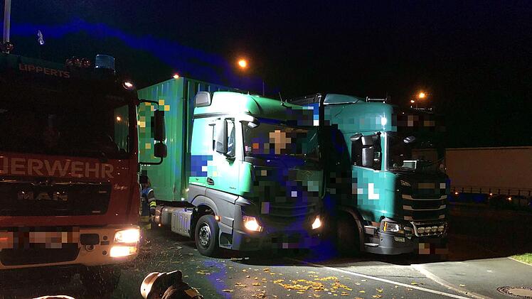 Lastwagenfahrer wird zwischen Zugmaschine und Auflieger eingeklemmt