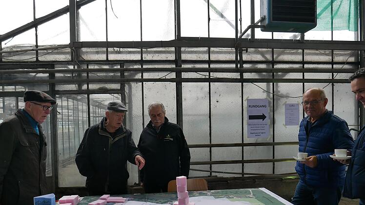 Intensiv wurde beim Workshop über die Möglichkeiten diskutiert, die das Gelände auf der Münnerstädter Gärtnereifläche bietet. Foto: Heike Beudert