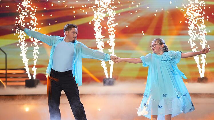 Musiker Gustav Sch&auml;fer tanzt am Ende seines Magic Moments mit seiner Tochter Lotti. Familie bedeutet ihm alles.