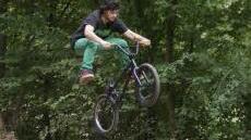 Steffen Nölscher beim Sprung. Er fährt ein BMX-Rad, seine Freunde so genannte Dirt-Bikes.