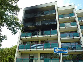 Das Wohnhaus am Tag nach dem Brand. Im zweiten Stock brach das Feuer aus.  Fotos: BRK