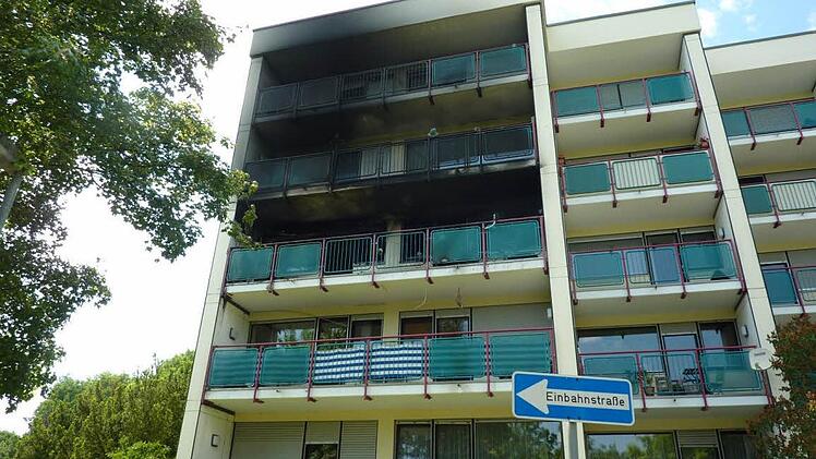 Das Wohnhaus am Tag nach dem Brand. Im zweiten Stock brach das Feuer aus.  Fotos: BRK