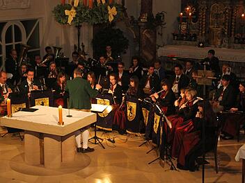 Der Musikverein hatte bei der Auswahl seiner Werke viel Fingerspitzengefühl bewiesen. Der vierte Stanicher Adventszauber sollte eine Programm mit Niveau bieten, aber nicht zu zuckrig-süß sein, erklärte der Vorsitzende des Musikvereins, Klaus Zahner. Den Musikern ist dieser Spagat gelungen. Fotos: Sonja Adam