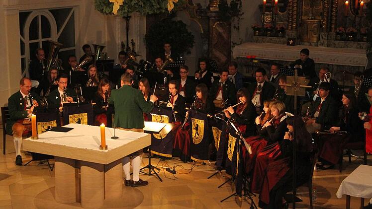 Der Musikverein hatte bei der Auswahl seiner Werke viel Fingerspitzengefühl bewiesen. Der vierte Stanicher Adventszauber sollte eine Programm mit Niveau bieten, aber nicht zu zuckrig-süß sein, erklärte der Vorsitzende des Musikvereins, Klaus Zahner. Den Musikern ist dieser Spagat gelungen. Fotos: Sonja Adam