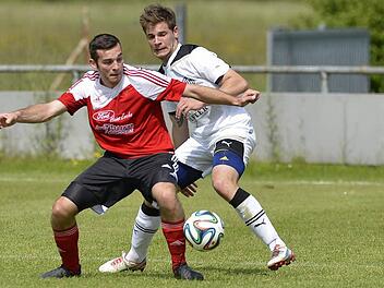 Der Adelsdorfer Stürmer Florian Weller (links) versuchte hier, den Ball gegen Benedikt Distler zu behaupten, doch meist stand die Defensive der Herzogenauracher gut.